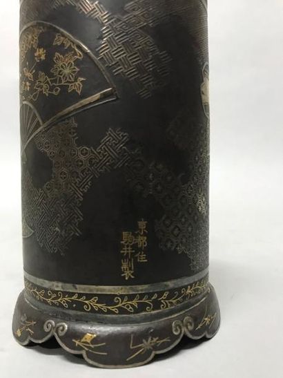 JAPON - Epoque MEIJI (1868 - 1912) Paire de porte-pinceaux en fer incrusté de fils...