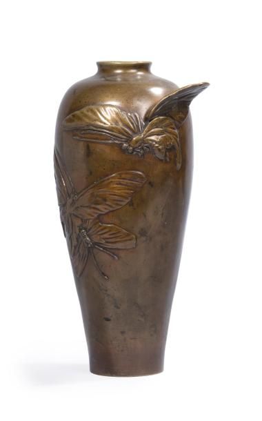 JAPON - Epoque MEIJI (1868 - 1912) Vase à haute panse en bronze à patine brune à...