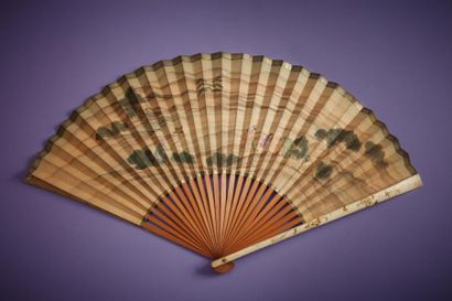 JAPON - Epoque MEIJI (1868 - 1912) * Eventail à décor en encre et polychromie sur...