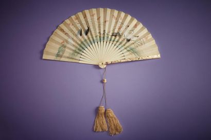 JAPON - Epoque MEIJI (1868 - 1912) * Eventail à décor à l'encre et couleurs sur soie...