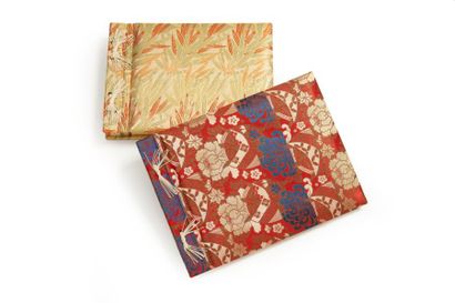 JAPON - XXe siècle Deux albums photos vierges à couver­tures en brocart de soie et...