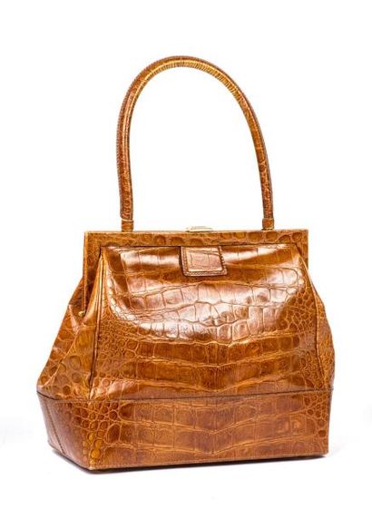 FERRE N°1674
Grand sac en cuir façon croco de couleur miel.
Excellent état.