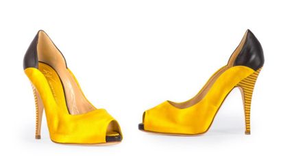 Giuseppe ZANOTTI Design Escarpins bouts ouverts en satin jaune d'or et cuir noir.
T...