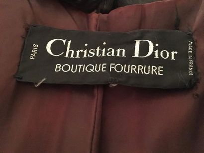 Christian DIOR Boutique Fourrure., cape en vison brun.
Doublure signée (décolorée...