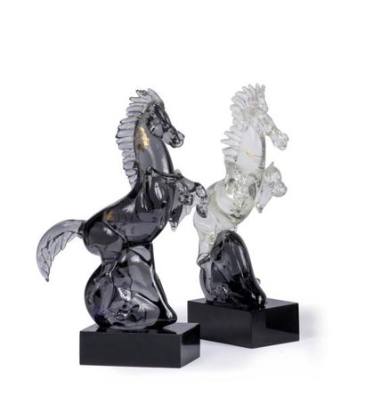 null Paire de sculptures en verre de Venise à décor de chevaux se cabrant
H. 44 ...