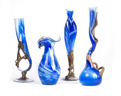 null Suite de quatre vases en verre teinté monté métal de forme libre en verre de...