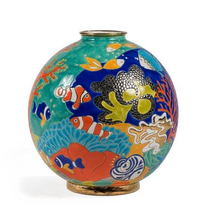 LONGWY Nautile
Vase globulaire, décor émaillé de poissons et faune marine
N°23/50
H....