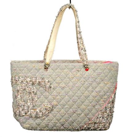 CHANEL Grand sac cabas porté épaule en tweed matelassé multicolore, principalement...