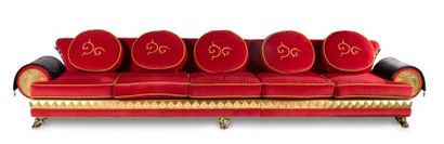 Colombostile Design, Milan Grand canapé en velours rouge, bois laqué doré à décor...