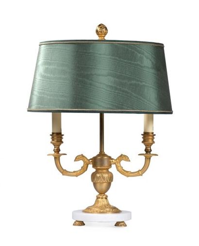  Lampe bouillotte en bronze ciselé et doré à deux bras de lumières à décor de volatiles,...