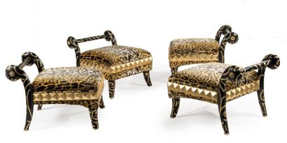 Colombostile Design, Milan Suite de quatre chauffeuses en bois laqué noir et doré....