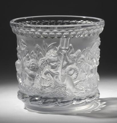 ROYAL COPENHAGUE Vase en cristal à décor de bacchanale Signé H. 14 cm