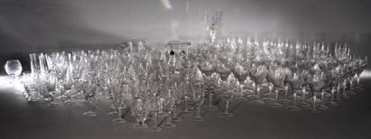 null Services dépareillés en cristal comprenant: 13 verres à eau 18 verres à vin...
