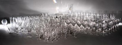null Services dépareillés en cristal comprenant: 13 verres à eau 18 verres à vin...