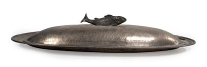  Plat à poisson en métal argenté. Couvercle orné d'un poisson. L. 69 cm