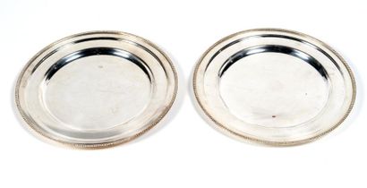 null Lot de deux plateaux en métal argenté rond à filet de perles
Diam. 35 cm