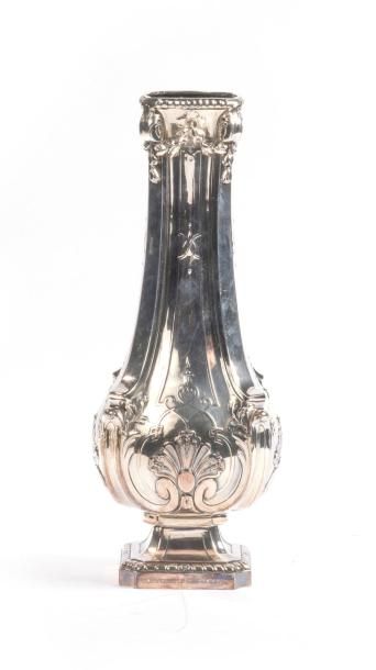 null Vase balustre en métal argenté à décor style Régence.
H. 34 cm