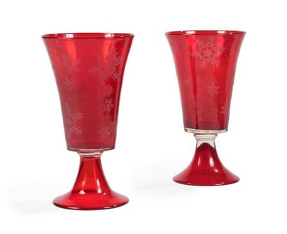 Paire de grands vases en verre teinté rouge...