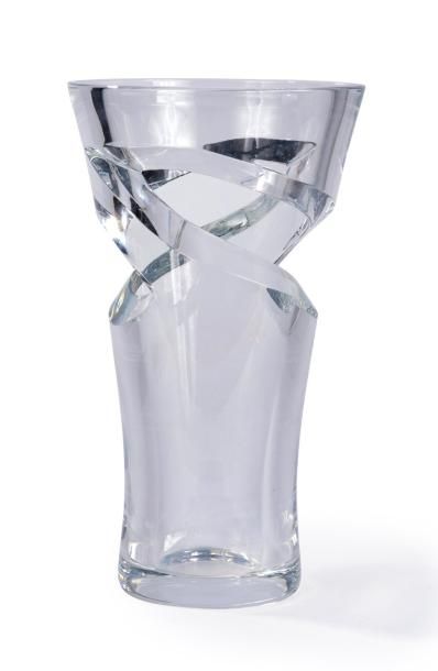 BACCARAT Grande vase ajouré stylé moderniste
H. 38,5 cm