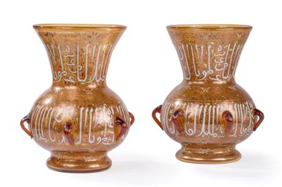 null Paire de vases en verre teinté orange dans le goût persan à décor d'écriture...
