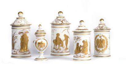null Suite de cinq pots couverts divers en porcelaine à décor à l'or
Couvercles collés...