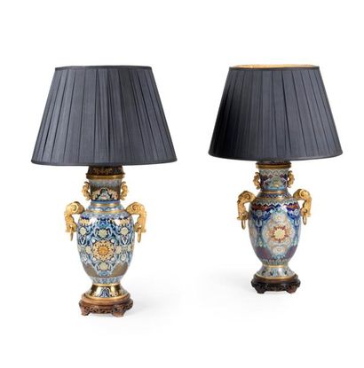 null Paire de lampes cloisonné en métal doré à décor de chien de fo
Dans le goût...