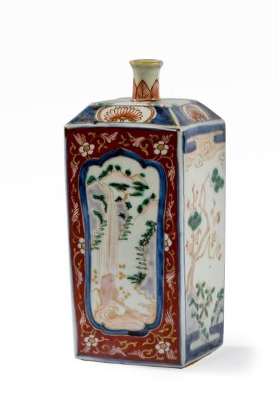  Vase quadrangulaire en porcelaine polychrome décor de paysage dans des réserves,...
