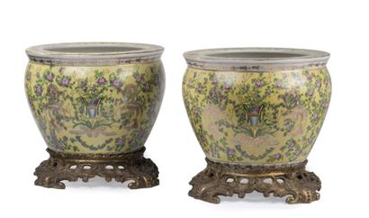 null Paire de cache pots en porcelaine polychrome sur fond jaune à décor de fleurs,...