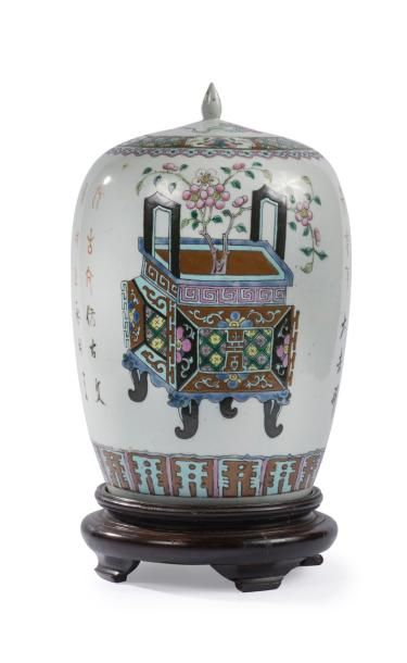 null Pot couvert en porcelaine à décor de vases, fleurs.
Socle en bois.
Chine
H....