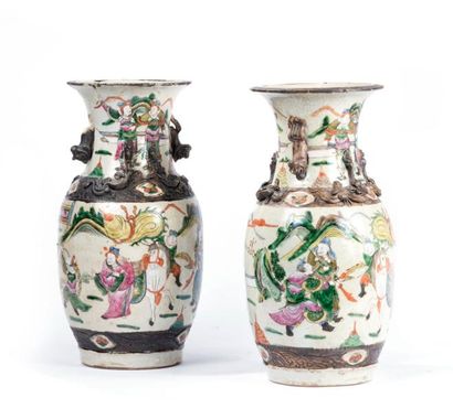  Paire de vases Canton à décors de personnages H. 36 cm (égrenures)