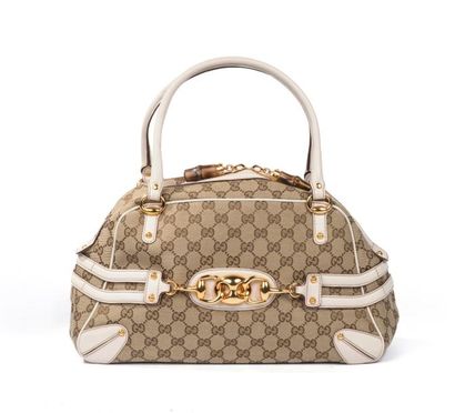 GUCCI Sac poignée main en toile monogrammé et cuir blanc. Petite bijouterie en métal...