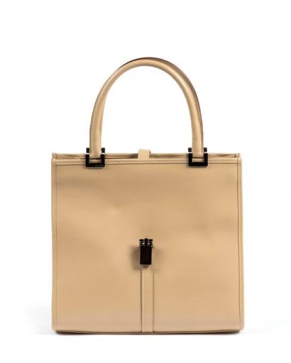 GUCCI Petit sac porté main en cuir glacé de couleur beige, petite bijouterie en métal...