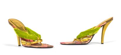 Roger VIVIER Mules tongues en soie imprimée, cuir doré et velours vert.
T 38,5.
Etat...