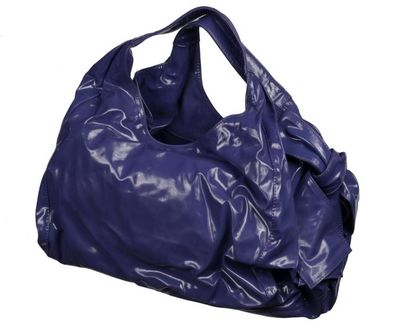 VALENTINO Grand sac en vinyle violet.
L 38 cm x H 27 cm.
Excellent état.