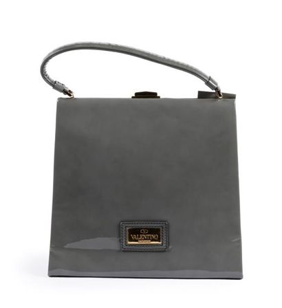 Valentino Garavanni Grand sac porté main en cuir verni gris souris, orné dans le...