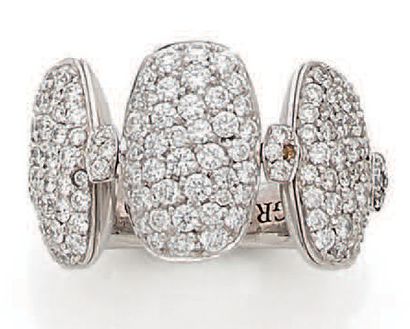 De GRISOGOGNO 
Bague en or gris mobile composée de trois motifs ovales pavés de diamants...