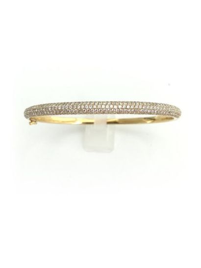 null Bracelet jonc ovale ouvrant en or jaune 18K (750°/00) pavé de diamants ronds...