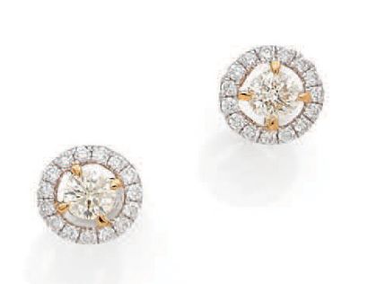 null Paire de boucles d'oreilles or deux tons 18K (750°/00) sertie de deux diamants...