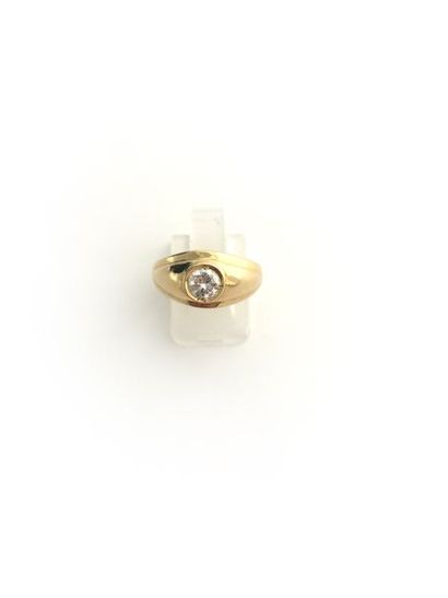 null Bague en or jaune 18 K (750°/00) sertie clos d'un diamant.
TDD: 55. PB.: 6.89...