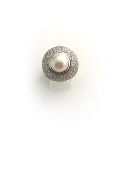 null Bague boule en or blanc 18K (750°/00) sertie d'une perle blanche et pavée de...