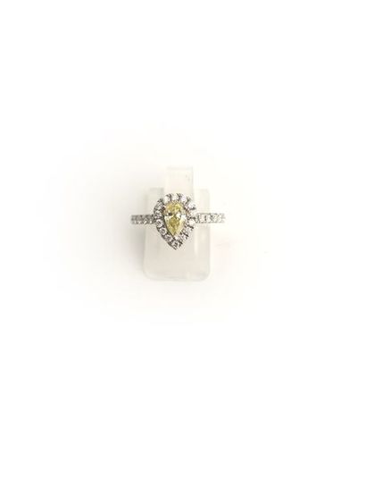 null Bague poire en or gris 18K (750°/00) centrée d'un diamant jaune t. poire pesant...