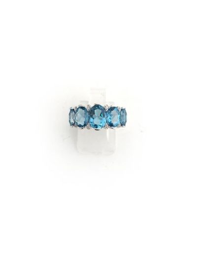 null Bague en or gris 18K (750°/00) sertie de cinq topazes bleues t. ovale et diamants...