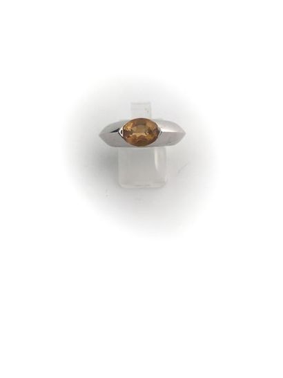 PIAGET Bague en or blanc 18K (750°/00) sertie en son centre d'une citrine t. ovale...