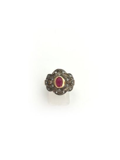 null Bague ancienne or 18K (750°/00) et argent (925°/00) sertie d'un rubis t. ovale...