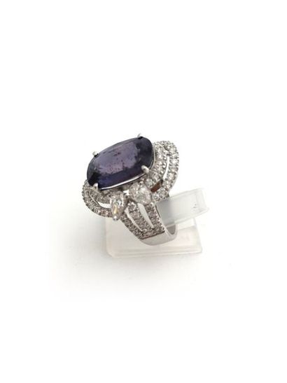 null Bague en or blanc 18K (750°/00) ornée d'un important saphir violet color change...