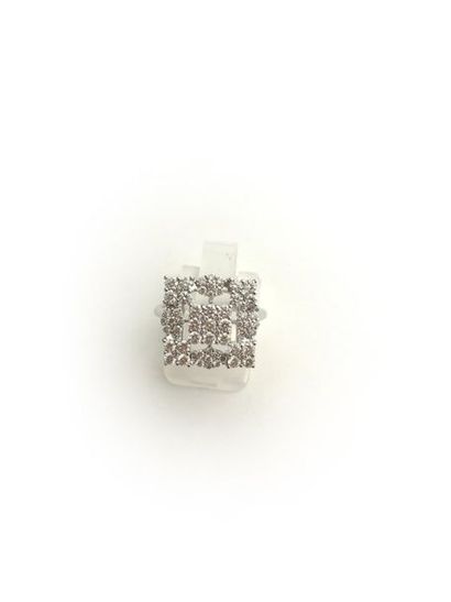 null Bague carrée ajourée or gris 18K (750°/00) sertie de diamants ronds t. brillant...