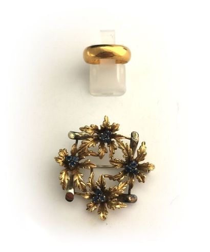 null Broche en or deux tons 18K (750°/00) formant une couronne de fleurs, serties...