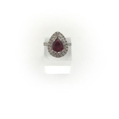 null Bague en or blanc 18K (750°/00) sertie d'un rubis t. poire dans un double entourage...