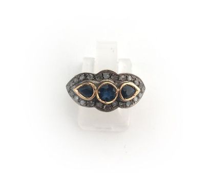 null Bague ancienne en or deux tons 18K (750°/00) sertie de saphirs bleus t. brillant...