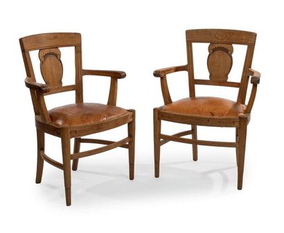 MATHIEU GALLEREY (XIXémé-XXème) Paire de fauteuils en chêne à dossier à décor sculpté...